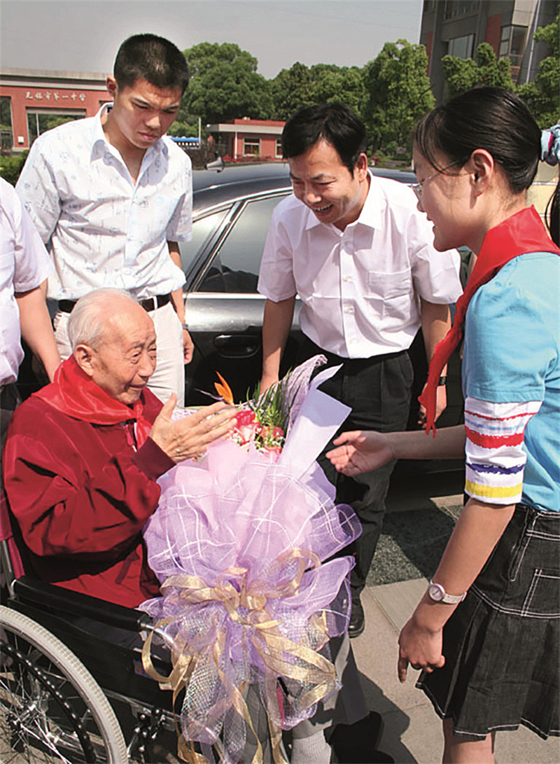 錢偉長(zhǎng)-大師的背影稿件10 (2).jpg