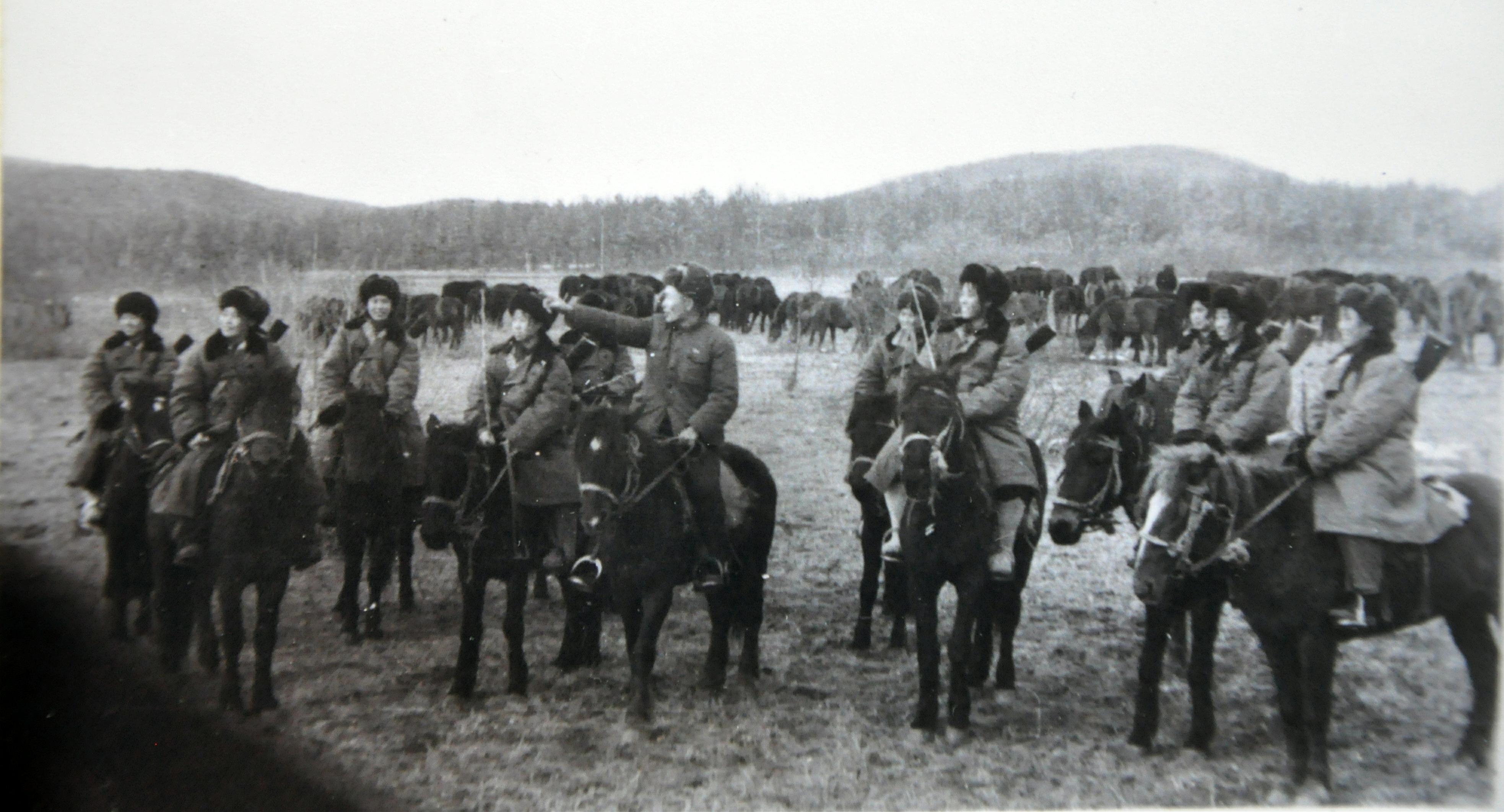 英雄集體“十姐妹放牧班”_極光看圖.jpg 英雄集體“十姐妹放牧班”_極光看圖.jpg