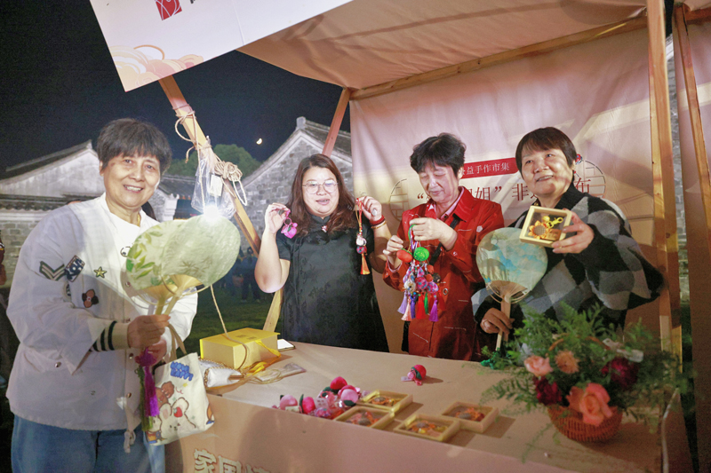 活動市集上，老人們帶來了自己制作的手工藝品。江北區(qū)委宣傳部供圖