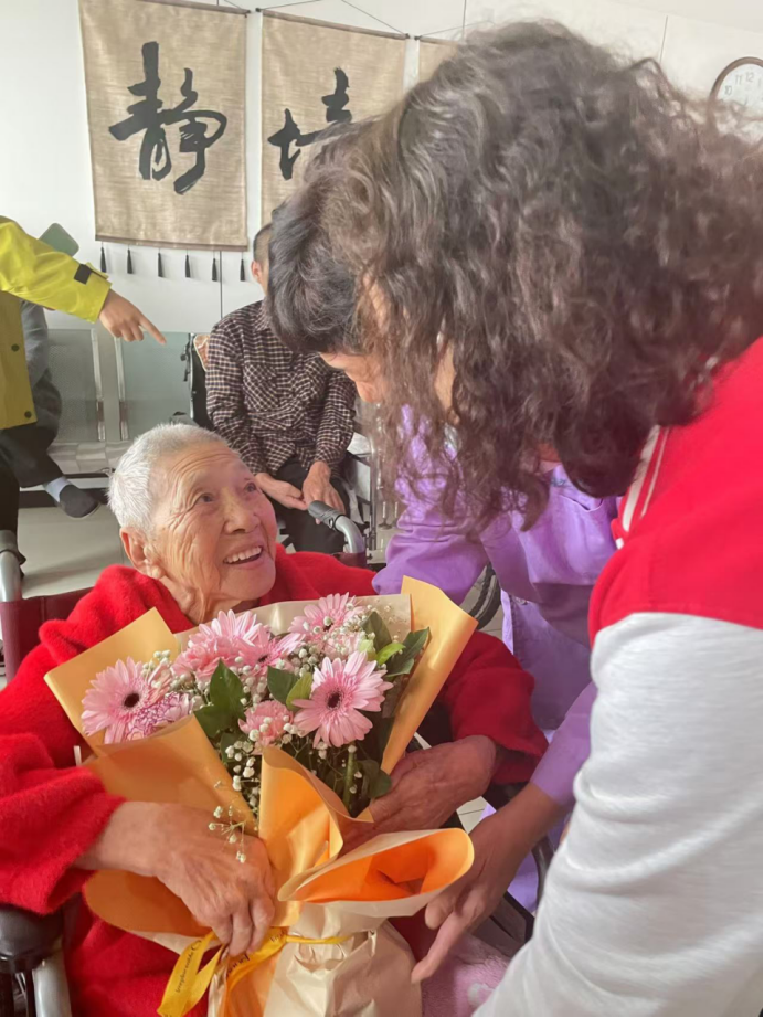 河北滄州:愛心企業(yè)走進敬老院 慰問老人送溫暖251.png