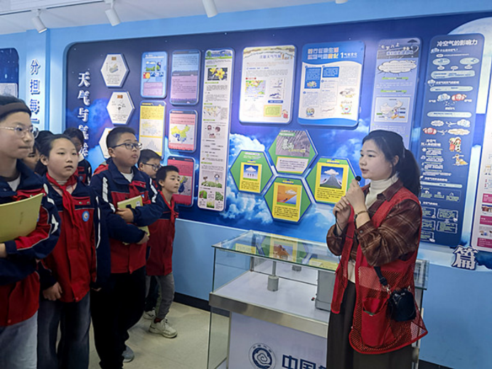 湖北大冶:小學(xué)生走進氣象站 感受氣象科學(xué)魅力278.png