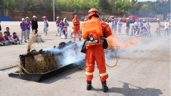 云南安寧中學(xué)太平學(xué)校小學(xué)部走進云南省森林消防總隊訓(xùn)練大隊學(xué)習(xí)消防安全知識1890.png