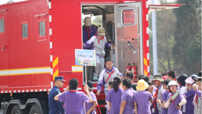 云南安寧中學(xué)太平學(xué)校小學(xué)部走進云南省森林消防總隊訓(xùn)練大隊學(xué)習(xí)消防安全知識2588.png