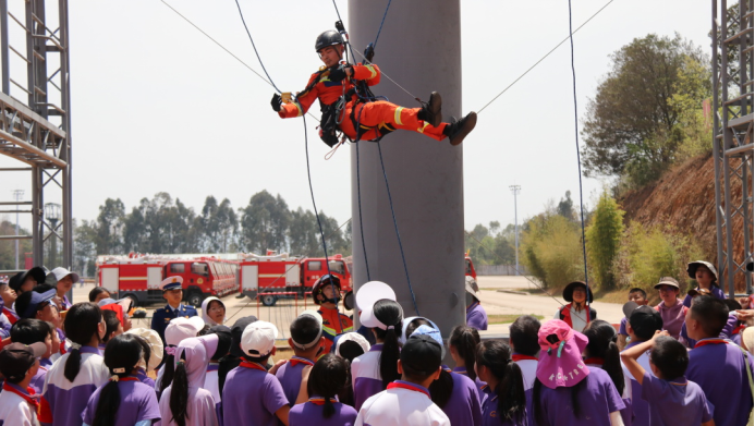 云南安寧中學(xué)太平學(xué)校小學(xué)部走進云南省森林消防總隊訓(xùn)練大隊學(xué)習(xí)消防安全知識3073.png