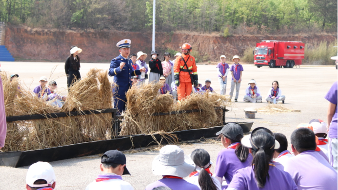 云南安寧中學(xué)太平學(xué)校小學(xué)部走進云南省森林消防總隊訓(xùn)練大隊學(xué)習(xí)消防安全知識1688.png