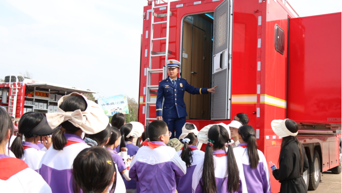云南安寧中學(xué)太平學(xué)校小學(xué)部走進云南省森林消防總隊訓(xùn)練大隊學(xué)習(xí)消防安全知識2187.png