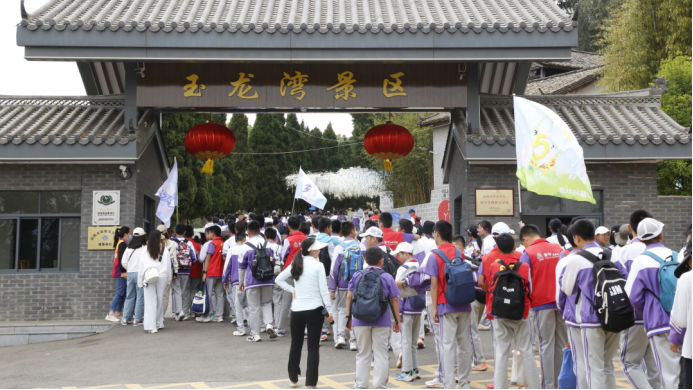 云南安寧中學(xué)太平學(xué)校初中部:用腳步丈量大地強(qiáng)健身心體魄 用眼睛觀察山河啟迪思想品格(1)1988.png