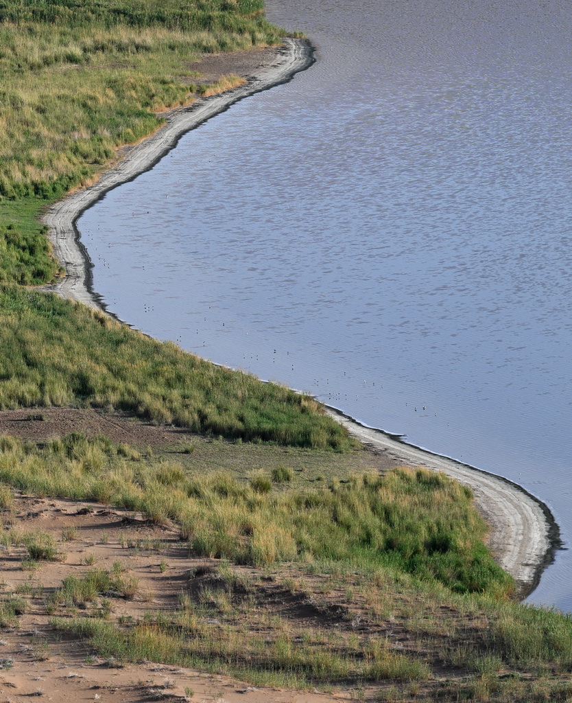 2024年7月30日在內(nèi)蒙古阿拉善盟阿拉善右旗拍攝的巴丹吉林沙漠中的湖泊（無人機照片）。新華社記者 貝赫 攝