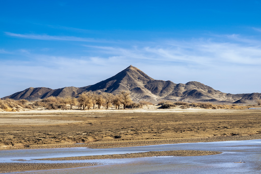 2025年4月22日在內(nèi)蒙古阿拉善盟額濟納旗拍攝的弱水河與狼心山風(fēng)光。新華社記者 馬金瑞 攝