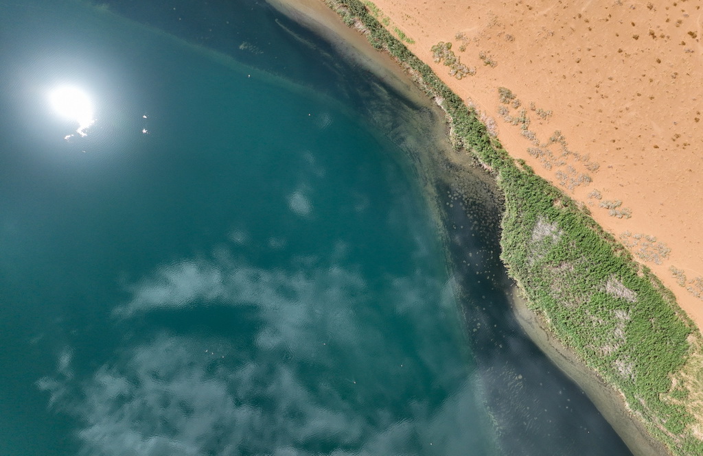 2024年7月31日在內(nèi)蒙古阿拉善盟阿拉善右旗拍攝的巴丹吉林沙漠中的湖泊（無人機照片）。新華社記者 貝赫 攝