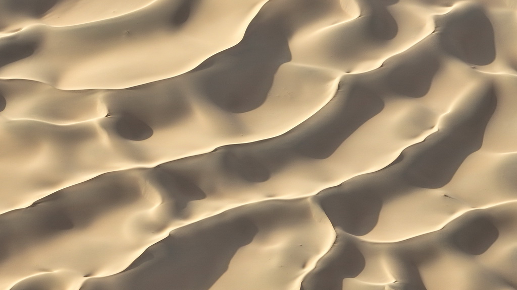 2024年7月30日在內(nèi)蒙古阿拉善盟阿拉善右旗拍攝的巴丹吉林沙漠（無人機照片）。新華社記者 貝赫 攝