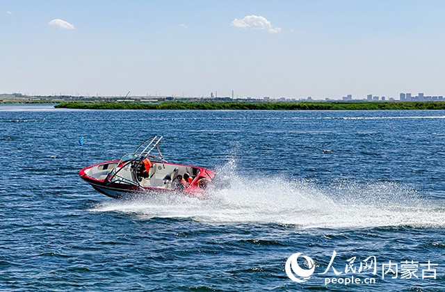 烏梁素海成為旅游觀光熱門(mén)打卡地。游客在烏梁素海乘船。牛天甲攝