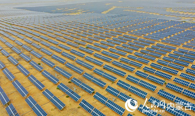 航拍達(dá)拉特旗光伏“藍(lán)?！薄ＥＬ旒讛z