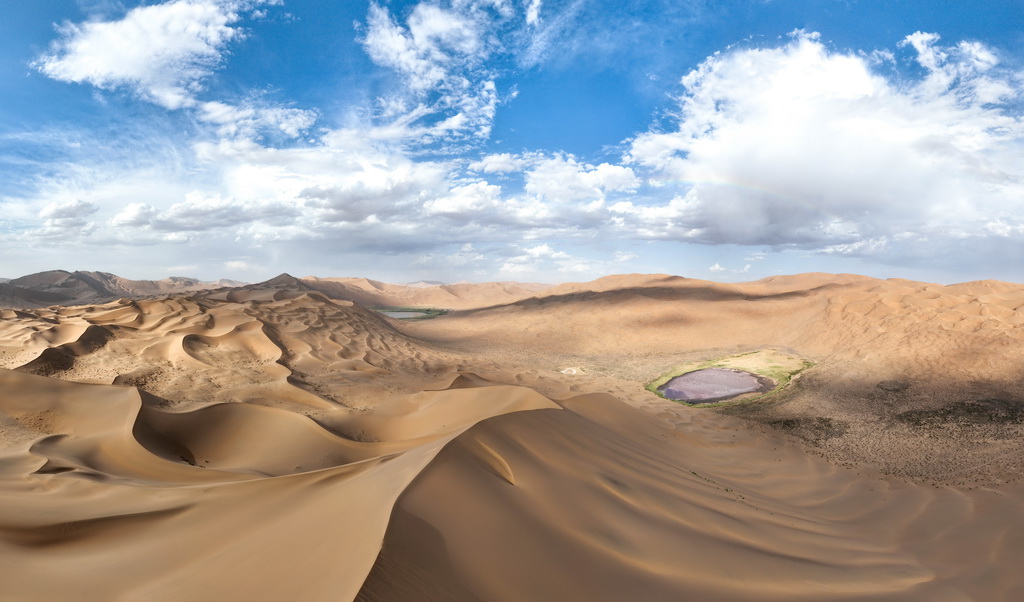 2024年7月30日在內(nèi)蒙古阿拉善盟阿拉善右旗拍攝的巴丹吉林沙漠（無人機拼接照片）。新華社記者 貝赫 攝