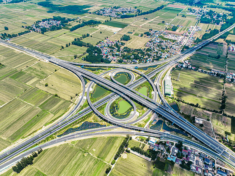 安徽建工自主投資建設(shè)的徐淮阜高速淮北段、宿州段。安徽建工集團供圖