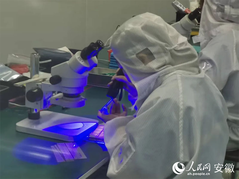 金張科技帶動(dòng)下，超100家功能膜新材料企業(yè)在太湖縣集聚。人民網(wǎng)記者 胡雨松攝