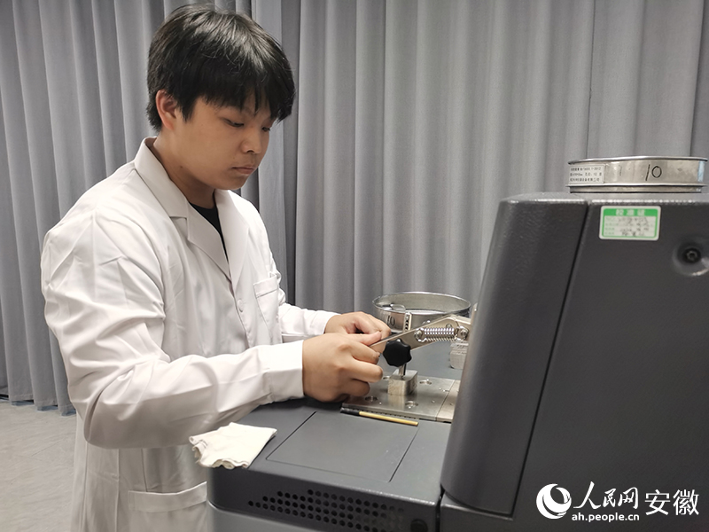 實(shí)驗(yàn)員對鎂塊進(jìn)行檢測。人民網(wǎng)記者 胡雨松攝