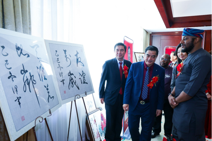 于澤軍“新時(shí)代毛體書(shū)法”個(gè)人作品展在尼日利亞駐華大使館舉行(1)862.png