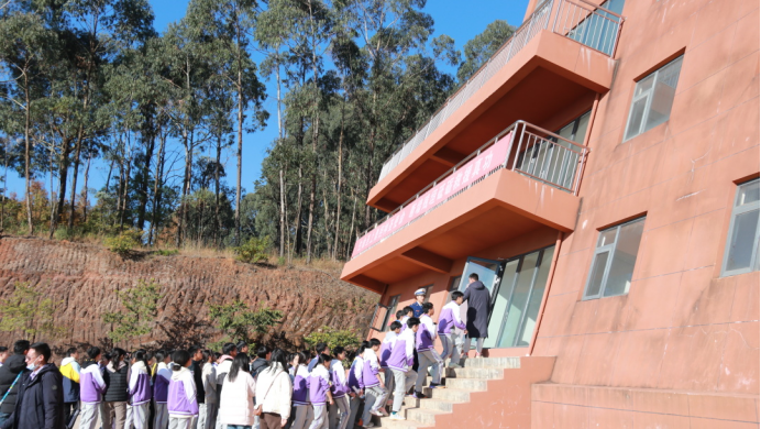 以藍(lán)焰勇士精神引領(lǐng)學(xué)生樹(shù)立遠(yuǎn)大志向 用應(yīng)989.png