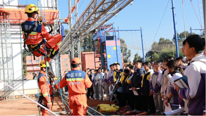 以藍(lán)焰勇士精神引領(lǐng)學(xué)生樹(shù)立遠(yuǎn)大志向 用應(yīng)820.png