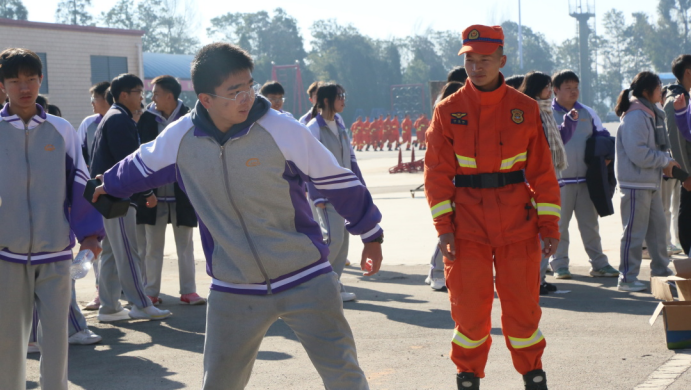 以藍(lán)焰勇士精神引領(lǐng)學(xué)生樹(shù)立遠(yuǎn)大志向 用應(yīng)681.png