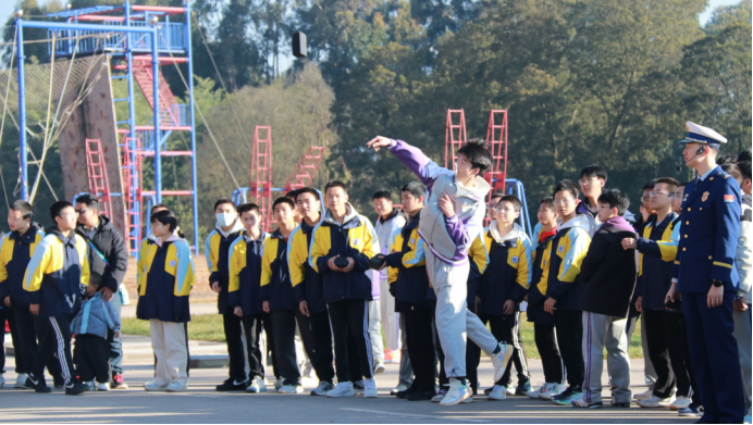 以藍(lán)焰勇士精神引領(lǐng)學(xué)生樹(shù)立遠(yuǎn)大志向 用應(yīng)684.png