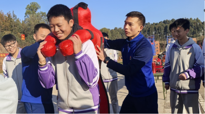 以藍(lán)焰勇士精神引領(lǐng)學(xué)生樹(shù)立遠(yuǎn)大志向 用應(yīng)816.png