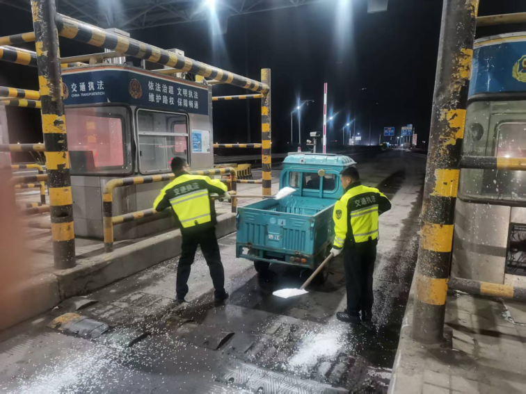 江蘇鹽城交通執(zhí)法織密冰凍天氣交通運輸“安全網(wǎng)”1415.png