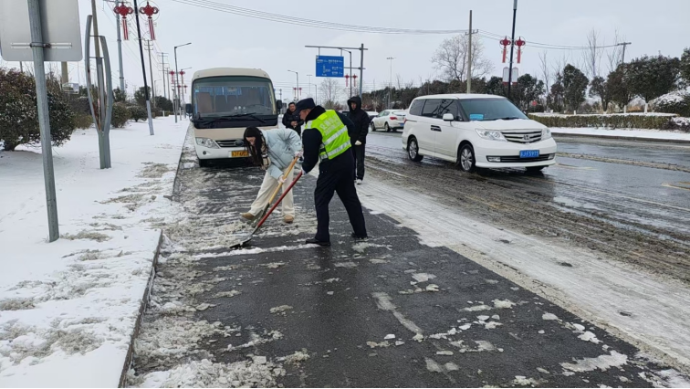 江蘇鹽城交通執(zhí)法織密冰凍天氣交通運輸“安全網(wǎng)”1128.png