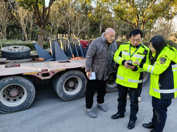 江蘇省鹽城市交通執(zhí)法“腳步”守護道路運輸安全217.png