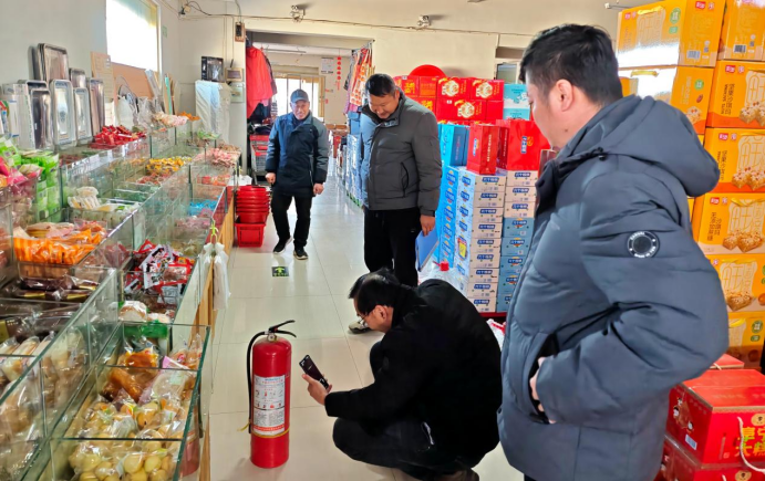 緊繃“安全弦” 守好“節(jié)前關(guān)”——黃海農(nóng)場(chǎng)開展春節(jié)前安全生產(chǎn)檢查(1)124.png