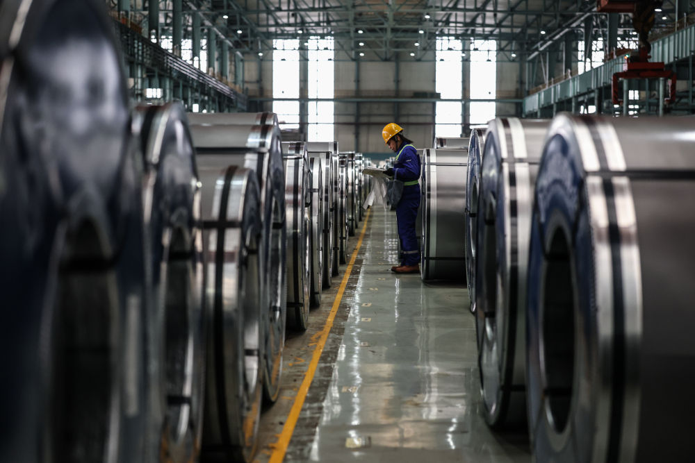 2025年12月6日，工作人員在本鋼板材冷軋總廠第三冷軋廠成品庫核對清點產(chǎn)品。新華社記者 潘昱龍 攝