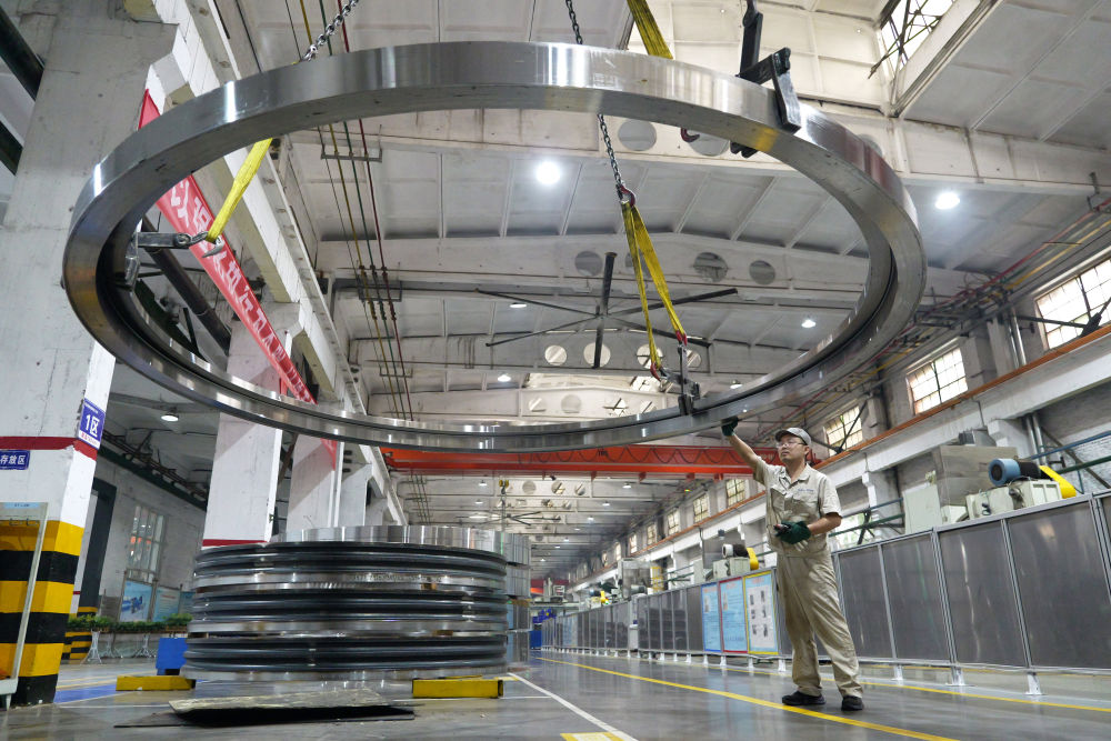 2025年5月22日，工人在洛陽軸承集團股份有限公司風(fēng)電三車間生產(chǎn)線上作業(yè)。新華社記者 李嘉南 攝