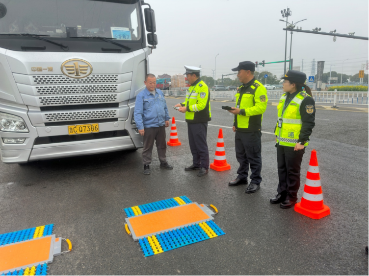 江蘇鹽城交通執(zhí)法“柔性+體驗(yàn)+聯(lián)合”開(kāi)展超限治理438.png