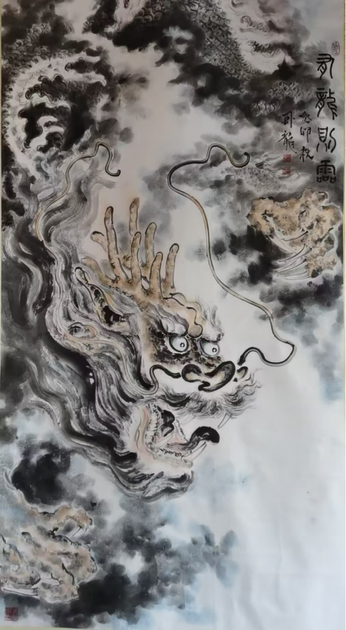 墨鑄龍魂 筆寫清荷——賀鯤升·臥龍先生書畫藝術(shù)評(píng)論1311.png